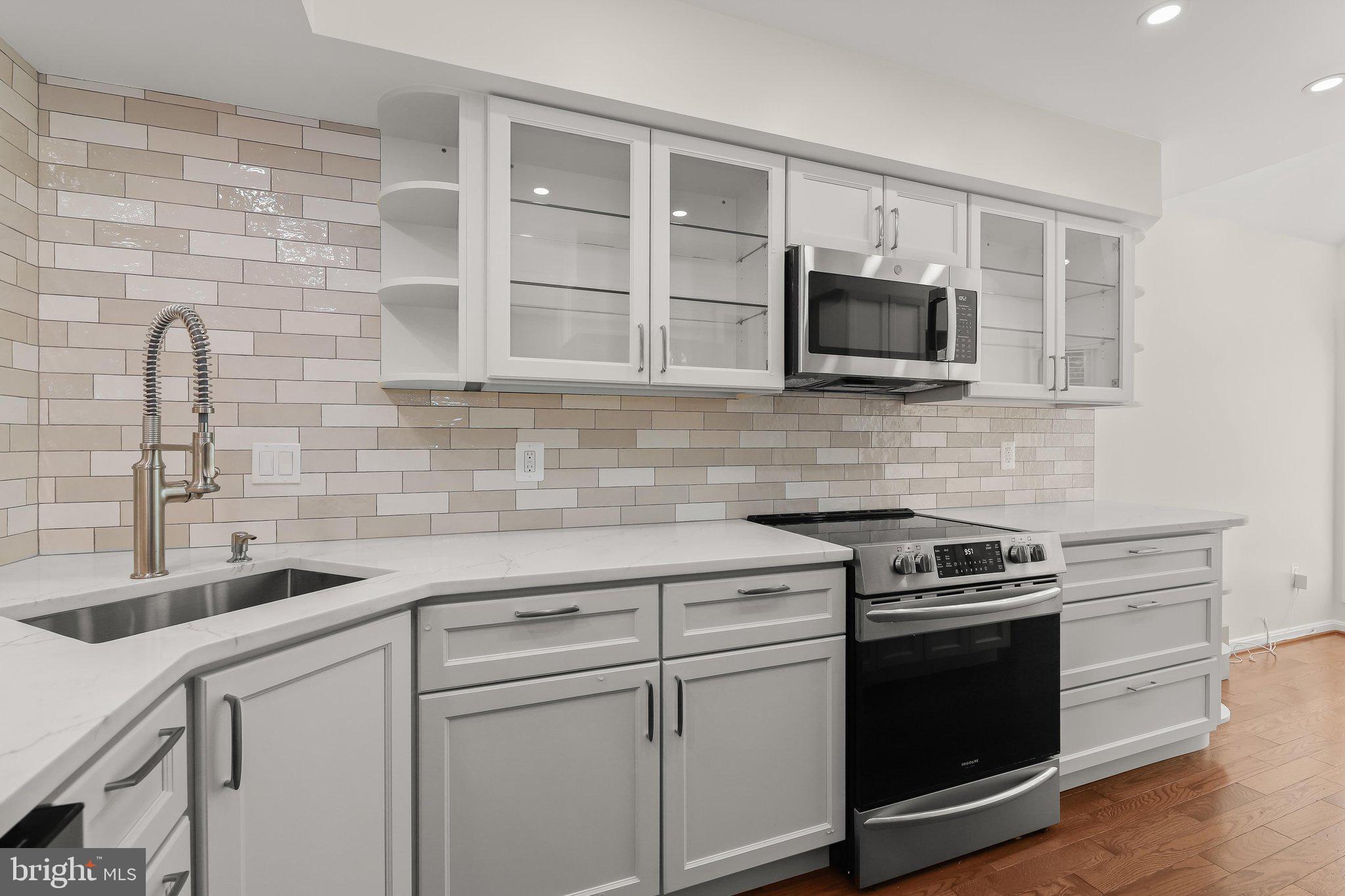 5189 Columbia Road, Unit 10 49 Columbia, MD 21044 - Photo 13 of 55 Display cabinets & tile backsplash
