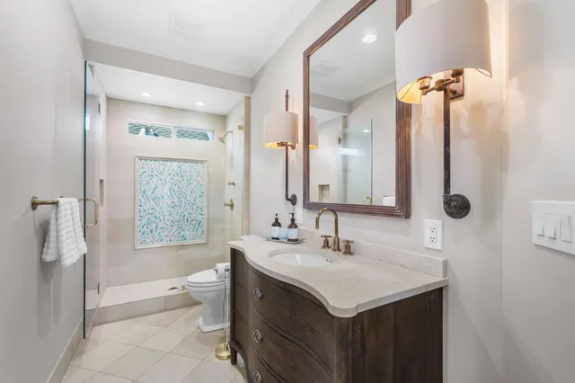 a view of livingroom with furniture and windows