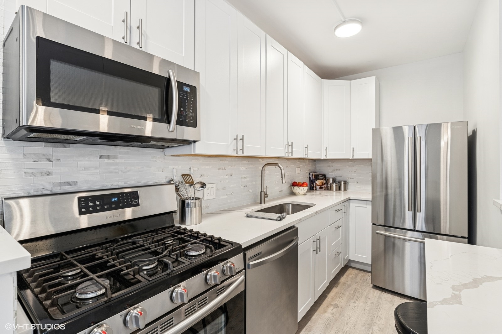 725 West Sheridan Road, Unit 302 Chicago, IL 60613 - Photo 7 of 21 Gallery Image 7