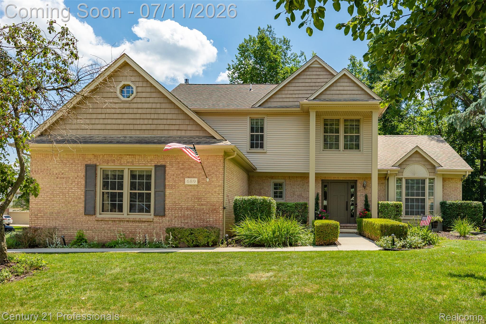 689 Woodfield Way Rochester, MI 48307 - Photo 3 of 61 Traditional-style residence featuring a brick and siding facade with shake accents