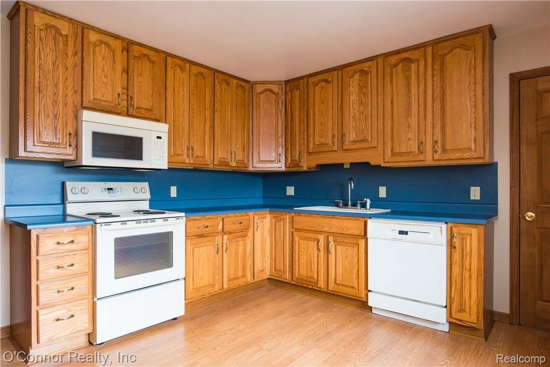 2566 Michigan Road Port Huron, MI 48060 - Photo 3 of 17 2566 Michigan-8.jpg
