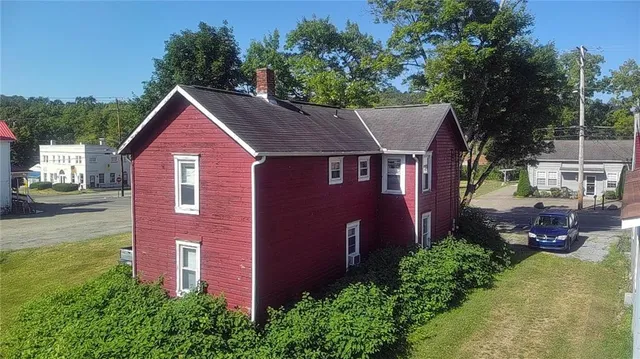 a view of a yard in front of house