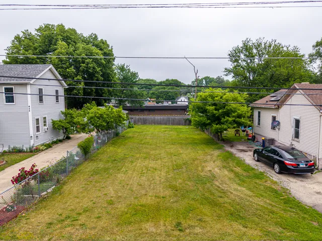a view of a back yard of the house