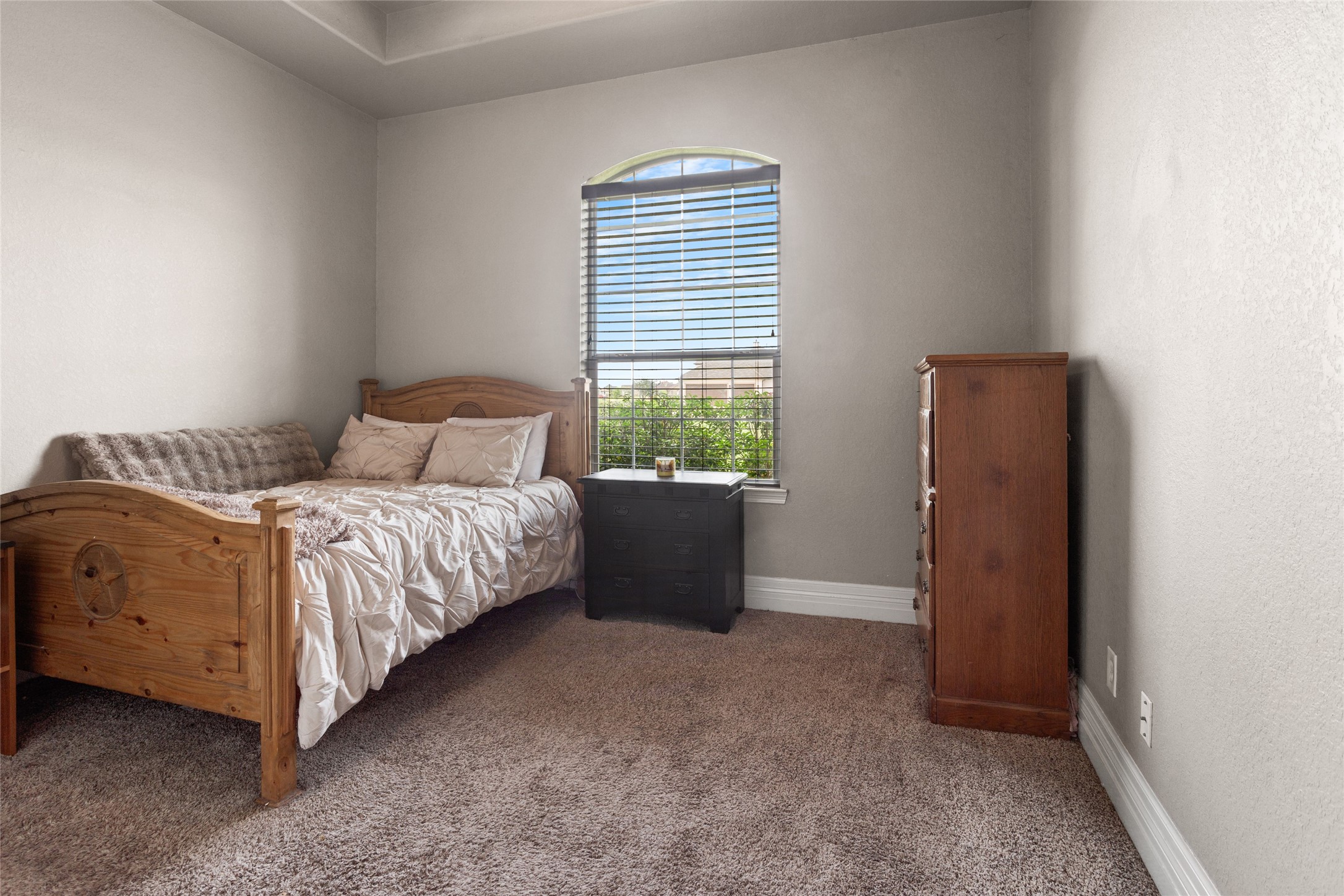 7842 Pebble Hill Lane Rosharon, TX 77583 - Photo 22 of 33 a bedroom with a bed and a window