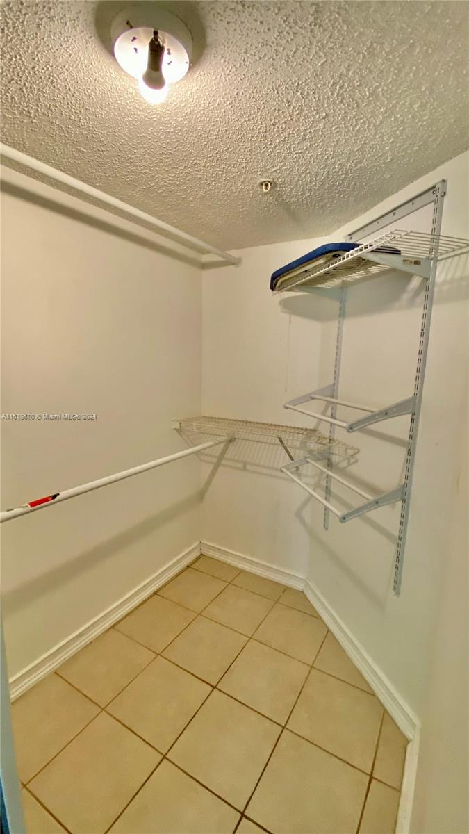 460 South Park Road, Unit 6103 Hollywood, FL 33021 - Photo 12 of 15 a bathroom with a bathtub