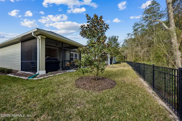 a view of a backyard