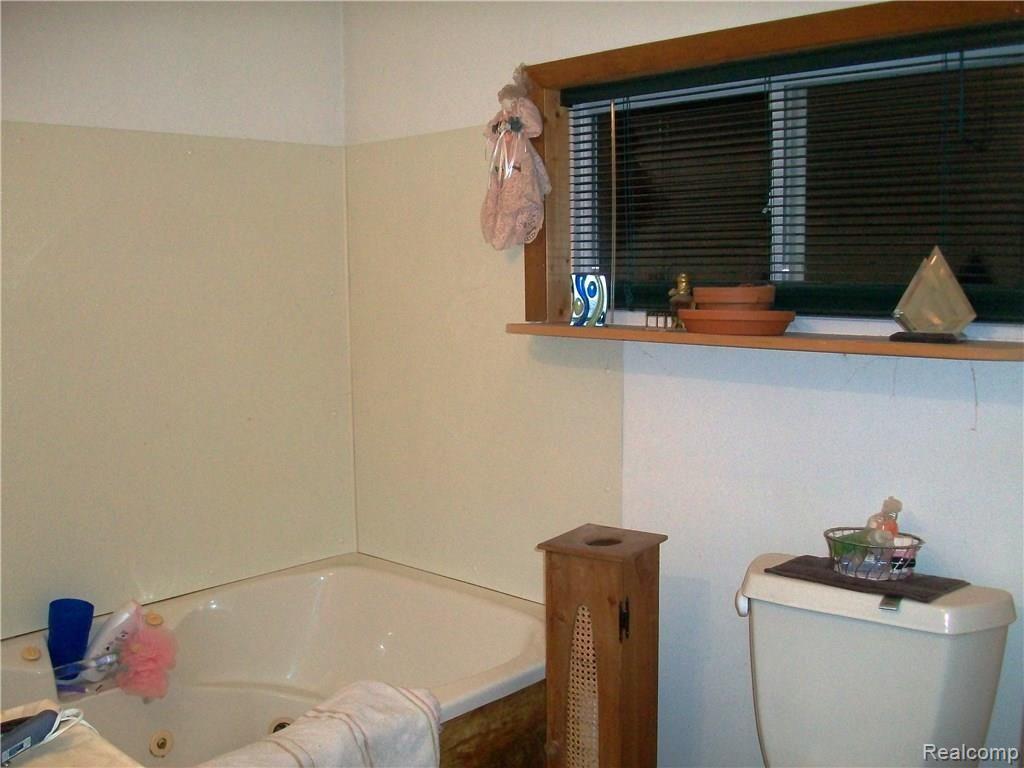 5660 Crescent Road Waterford, MI 48327 - Photo 5 of 18 BATHROOM.JPG