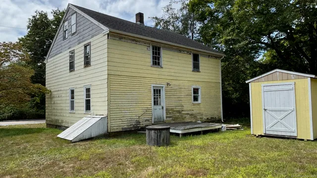 a view of a house with backyard