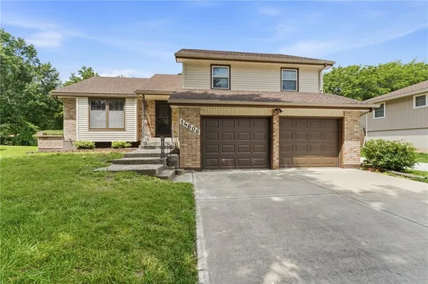 $329,900 | 14606 Laquinta Drive, Grandview, MO 64030