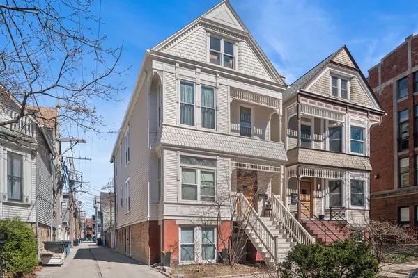 $800,000 | 1042 West Barry Avenue, Chicago, IL 60657