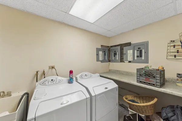 $800,000 | 1042 West Barry Avenue, Chicago, IL 60657