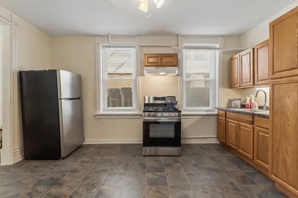 $800,000 | 1042 West Barry Avenue, Chicago, IL 60657