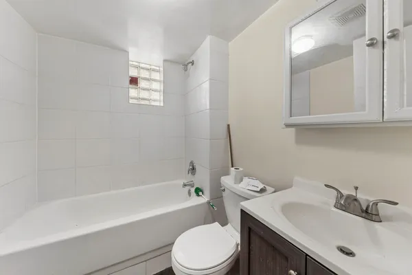 $800,000 | 1042 West Barry Avenue, Chicago, IL 60657