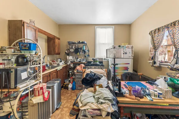 $800,000 | 1042 West Barry Avenue, Chicago, IL 60657