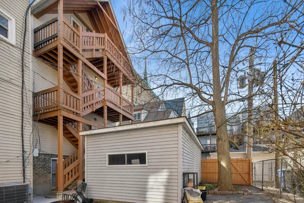 $800,000 | 1042 West Barry Avenue, Chicago, IL 60657