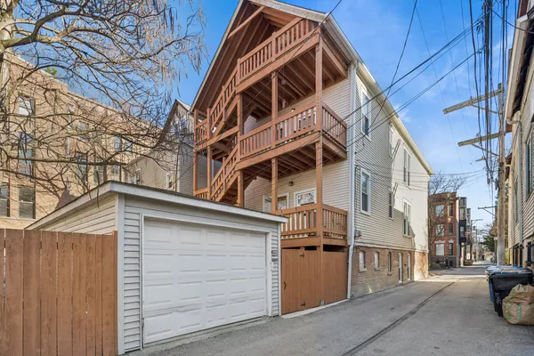 $800,000 | 1042 West Barry Avenue, Chicago, IL 60657