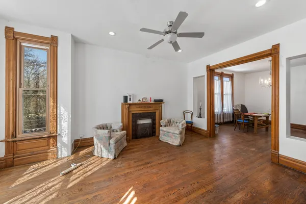 $800,000 | 1042 West Barry Avenue, Chicago, IL 60657