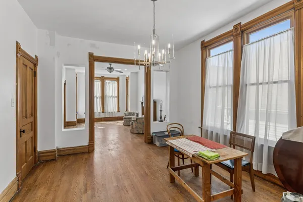$800,000 | 1042 West Barry Avenue, Chicago, IL 60657