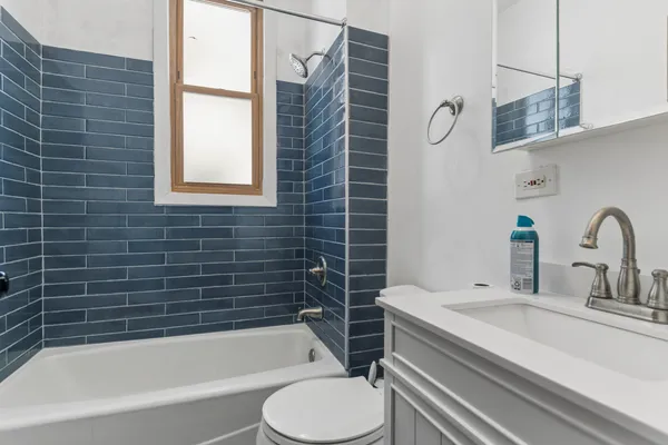 $800,000 | 1042 West Barry Avenue, Chicago, IL 60657