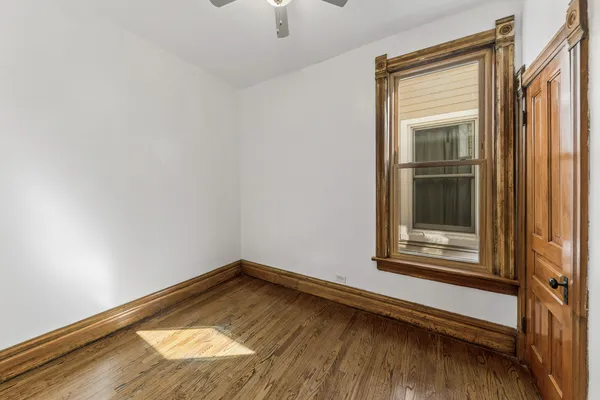 $800,000 | 1042 West Barry Avenue, Chicago, IL 60657