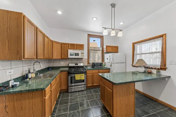 $800,000 | 1042 West Barry Avenue, Chicago, IL 60657