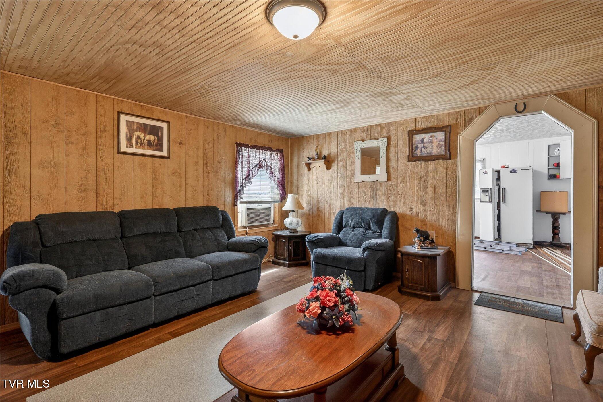 465 Mulberry Road Greeneville, TN 37745 - Photo 4 of 14 06-465-Mulberry-Rd-Greeneville-WindowSti