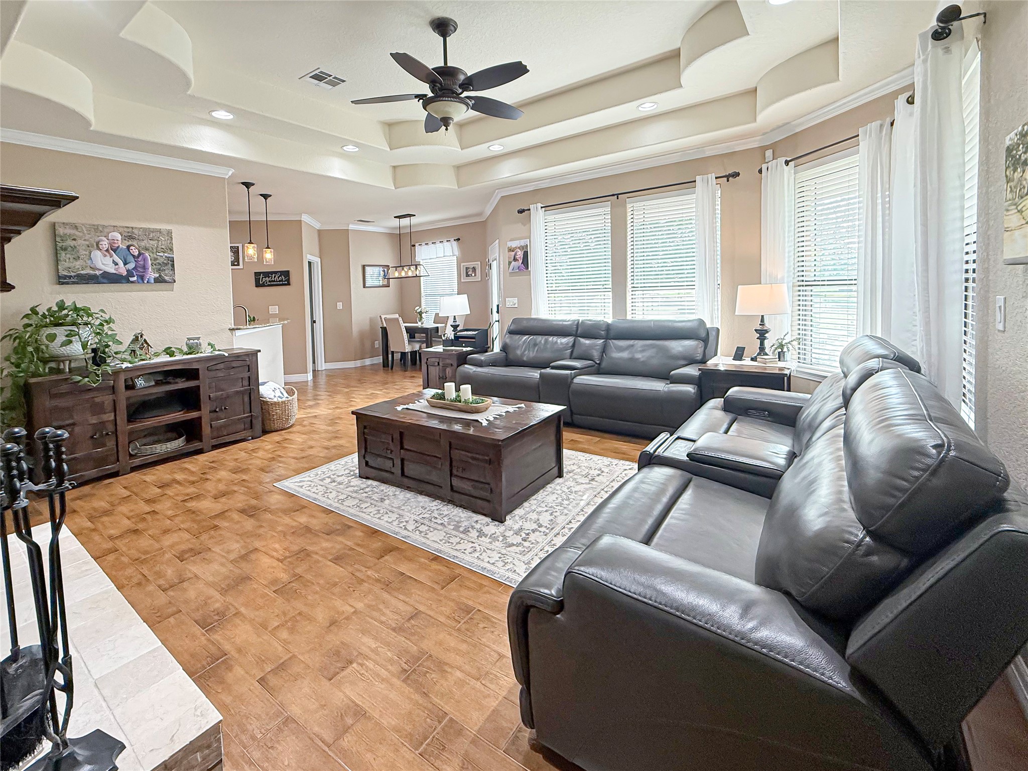 807 Mill Road Angleton, TX 77515 - Photo 13 of 46 Spacious living room overlooks the pool and peaceful bayou beyond.