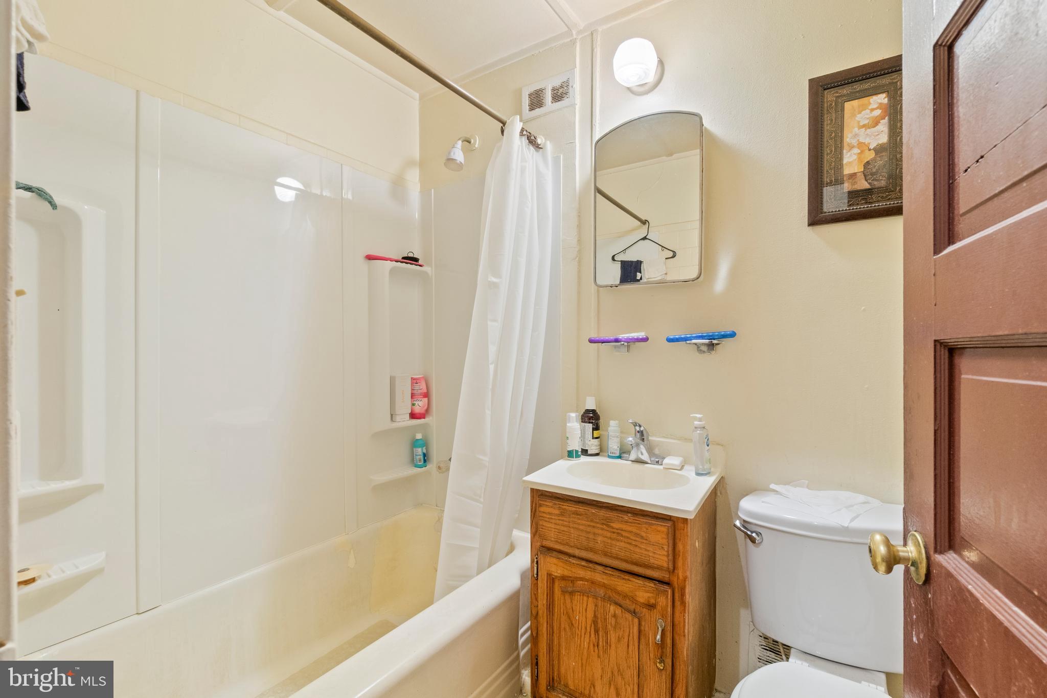 112 East 20th Street Baltimore, MD 21218 - Photo 17 of 23 a bathroom with a granite countertop tub sink and mirror