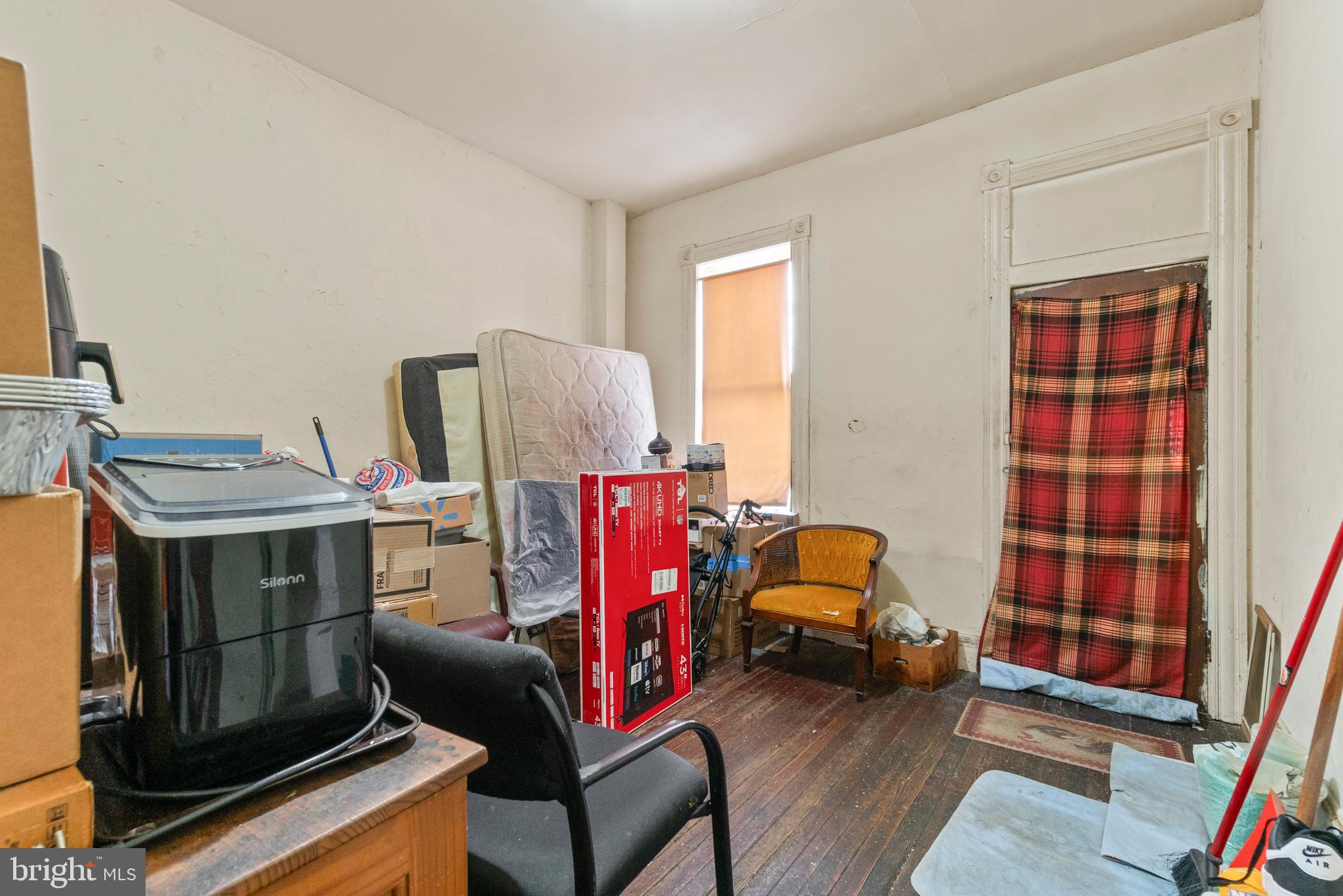 112 East 20th Street Baltimore, MD 21218 - Photo 8 of 23 a living room with furniture and a window