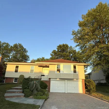 $1,688,000 | 19 Carriage Road, Roslyn, NY 11576