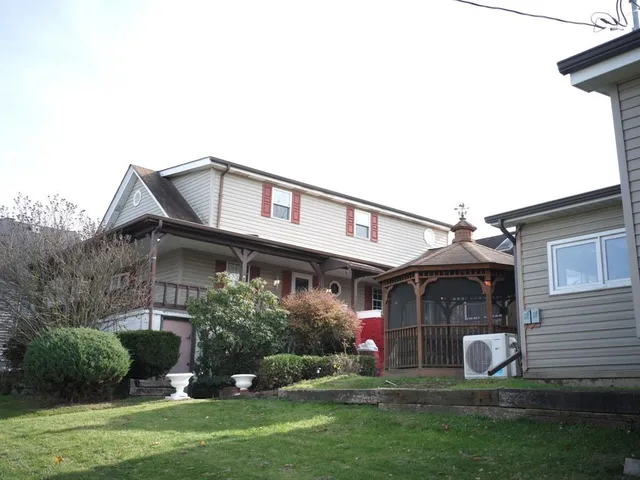 a view of a house with a yard and plants