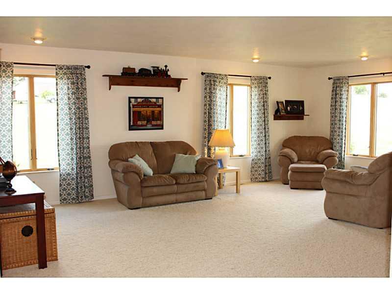 1044 Greenlick Road Mount Pleasant, PA 15666 - Photo 7 of 24 Living Room.