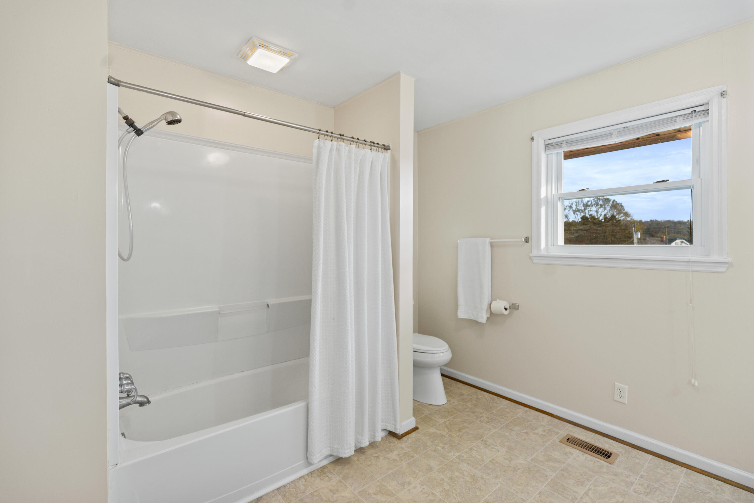 128 Scott Street Northeast Charleston, TN 37310 - Photo 22 of 37 146A9028