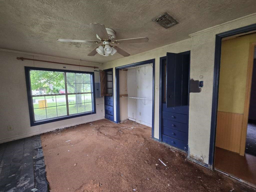 208 South 6th Street Highlands, TX 77562 - Photo 7 of 12 an empty room with windows and closet