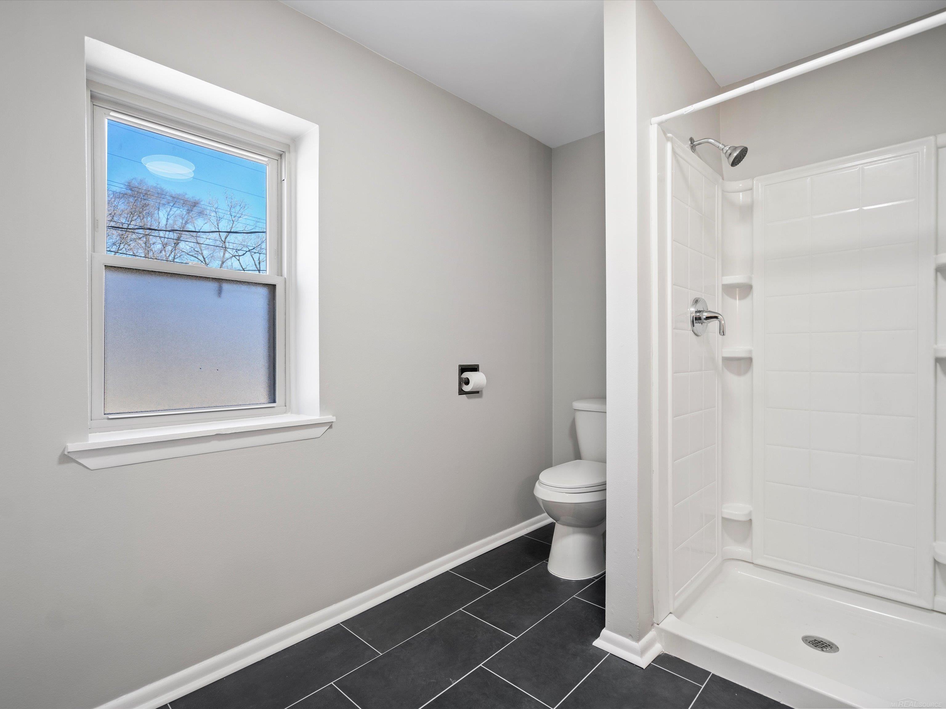 2621 Weaverton Rochester, MI 48307 - Photo 24 of 34 50168963-9987d813-e374-474b-a698-240453428b94.JPG