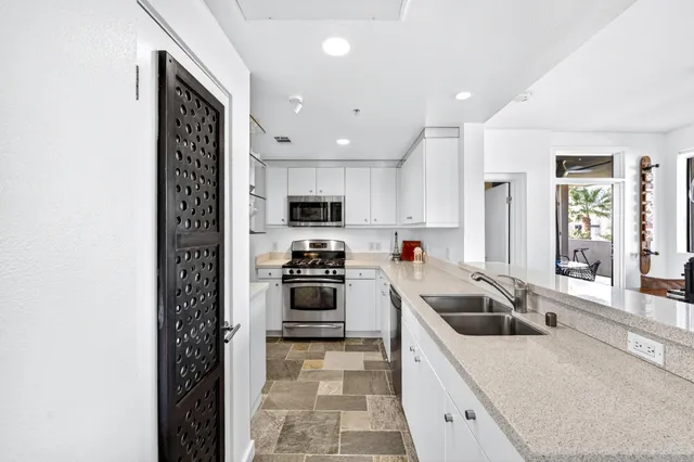 $515,000 | 940 East Palm Canyon Drive, Unit 207, Palm Springs, CA 92264