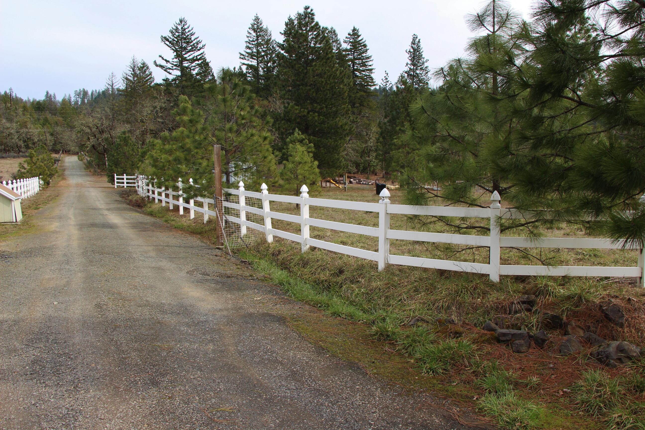 1789 Laurel Road Cave Junction, OR 97523 - Photo 10 of 14 10