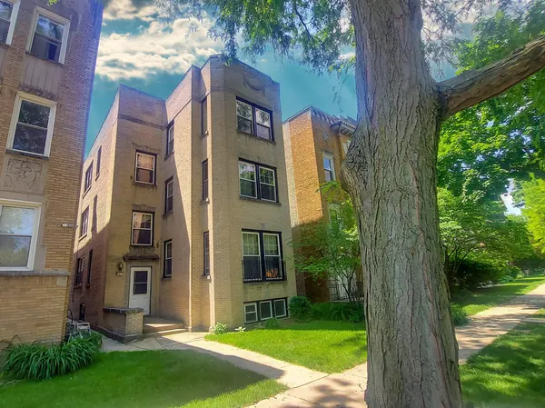 $2,100 | 4835 Lee Street, Unit 1, Skokie, IL 60077
