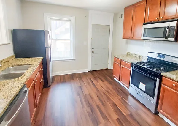 $2,100 | 4835 Lee Street, Unit 1, Skokie, IL 60077
