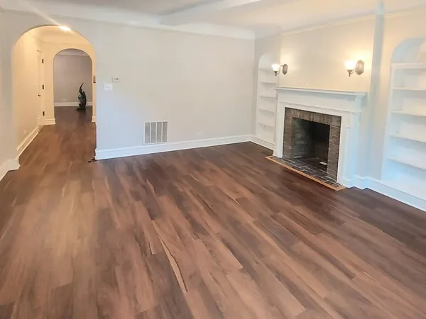 $2,100 | 4835 Lee Street, Unit 1, Skokie, IL 60077
