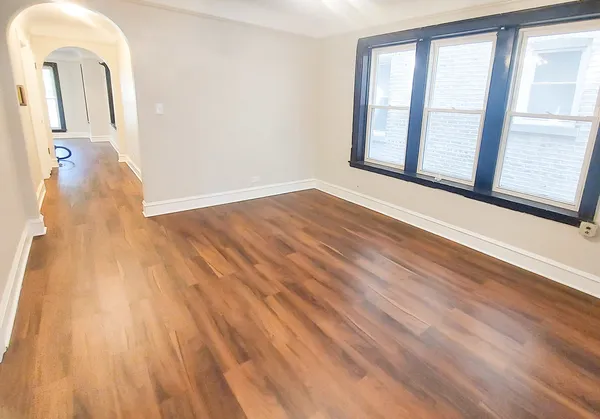 $2,100 | 4835 Lee Street, Unit 1, Skokie, IL 60077