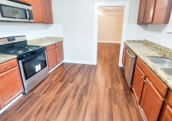 $2,100 | 4835 Lee Street, Unit 1, Skokie, IL 60077