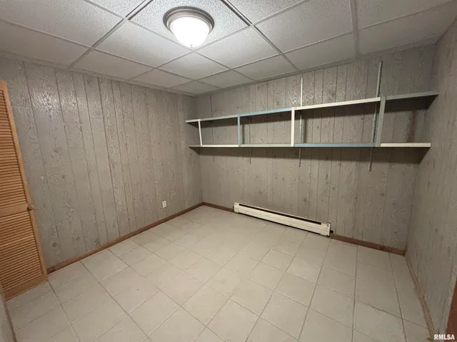 a view of room with a bathtub