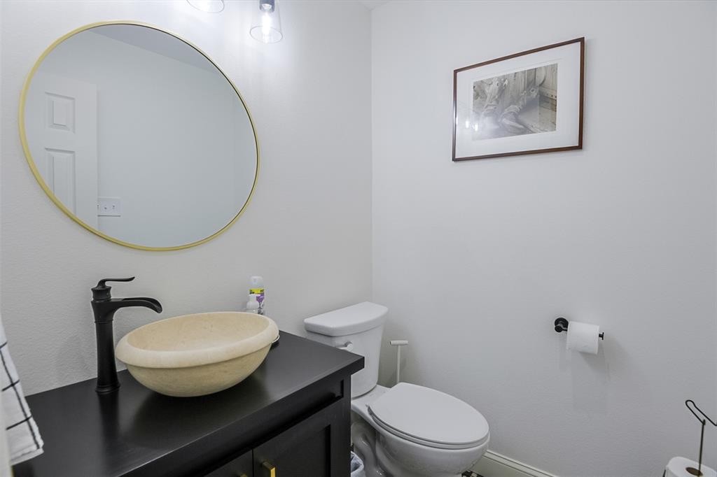 501 A Anderson Rnch Road Waxahachie, TX 75167 - Photo 7 of 36 a bathroom with a toilet a sink and mirror
