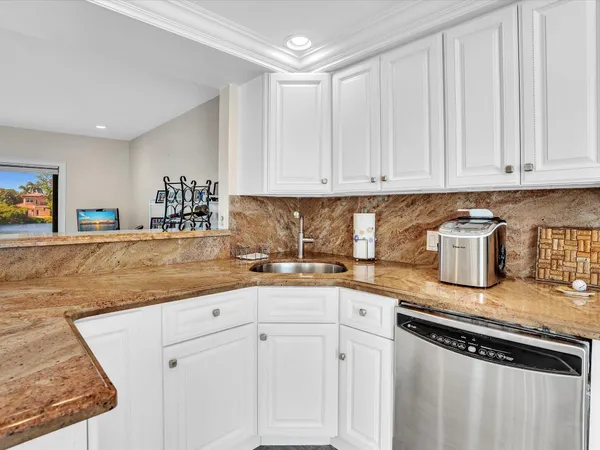 $7,500 | 3474 South Ocean Boulevard, Unit 3, Palm Beach, FL 33480