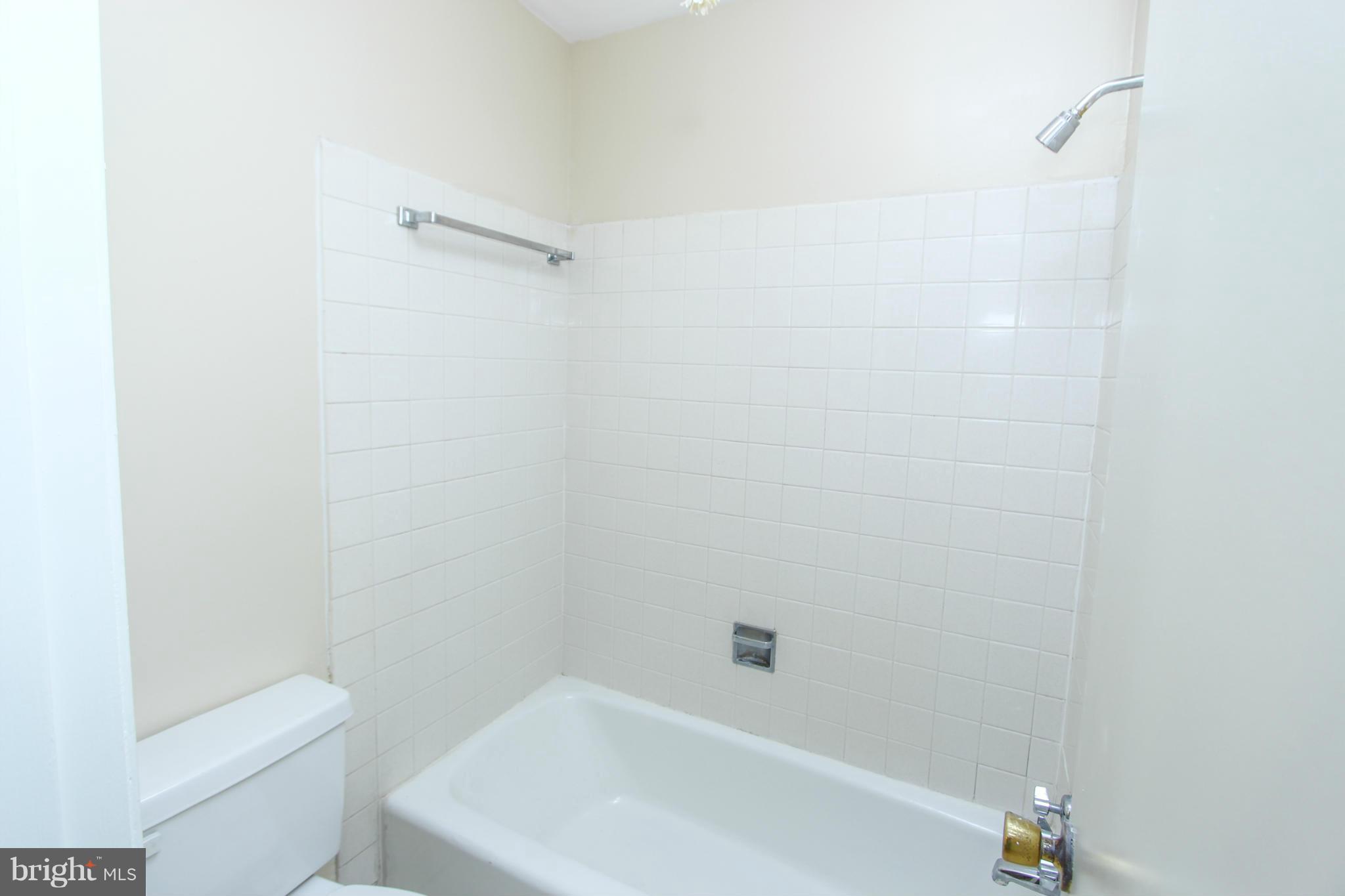 2404 Paddock Lane Reston, VA 20191 - Photo 15 of 30 Hall bath