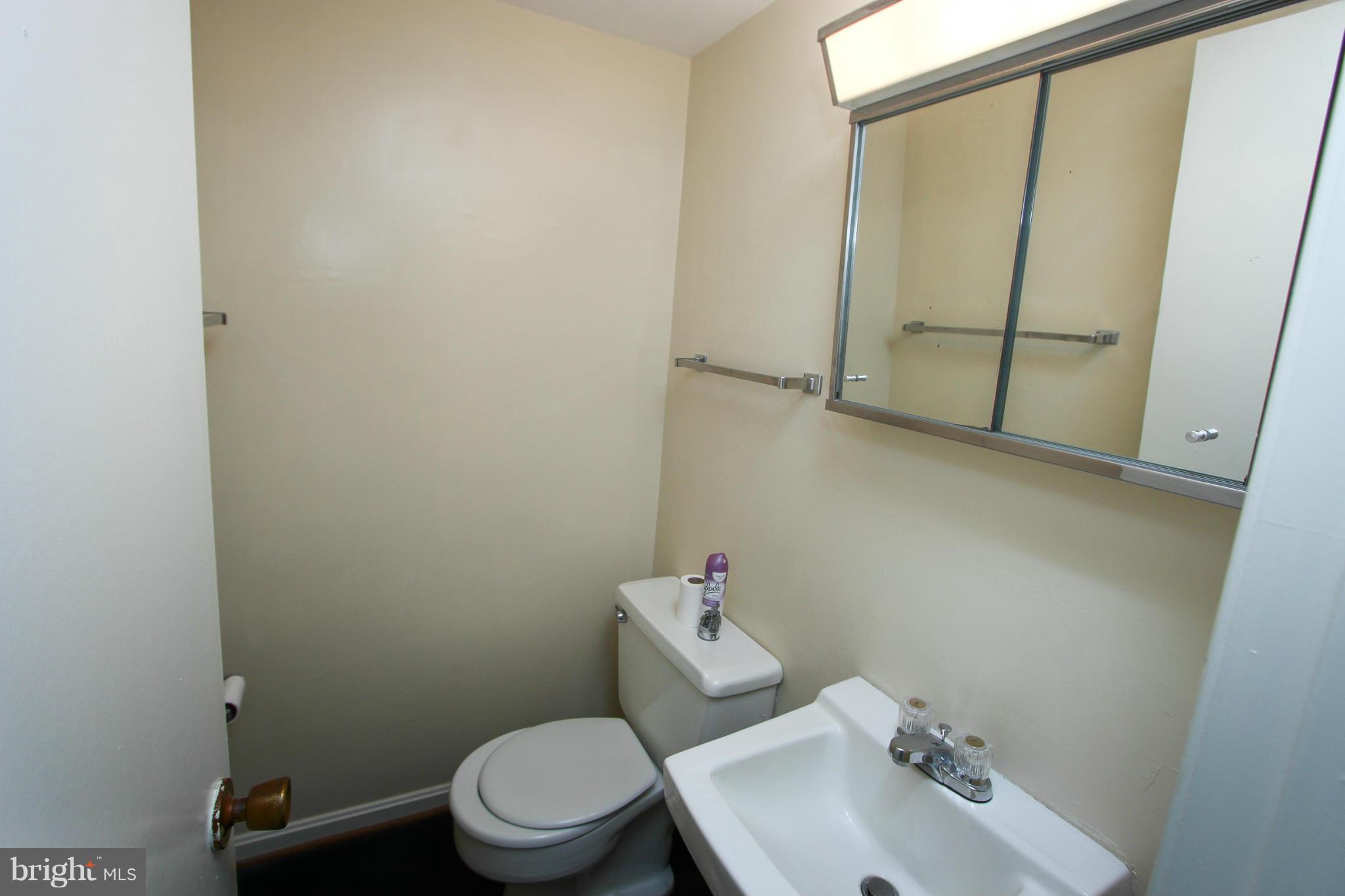 2404 Paddock Lane Reston, VA 20191 - Photo 20 of 30 Powder room
