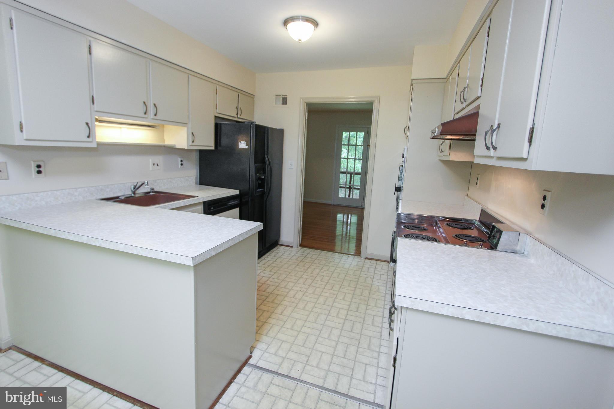 2404 Paddock Lane Reston, VA 20191 - Photo 6 of 30 Kitchen ready for a buyer's personal touches