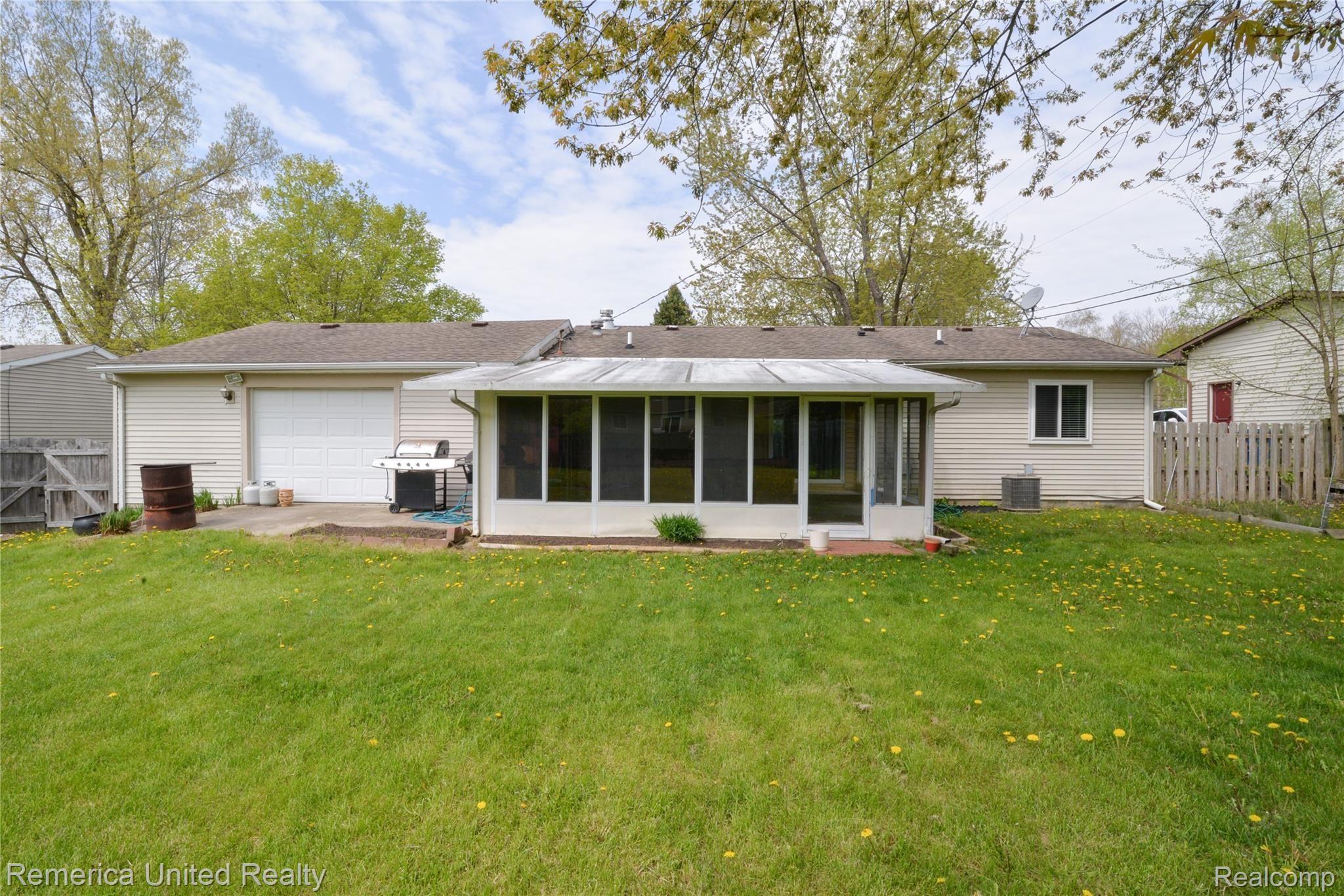 9500 Denton Hill Road Fenton, MI 48430 - Photo 4 of 29 DSC_4.jpg