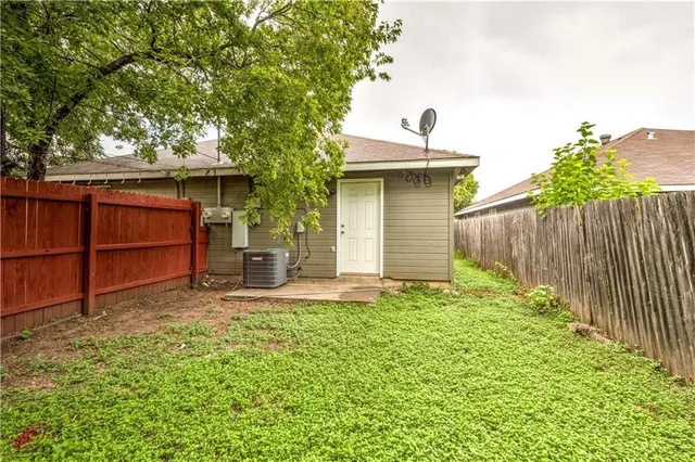a view of a backyard